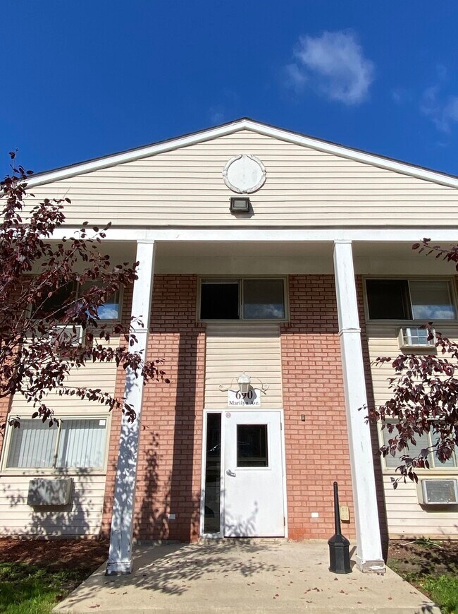 Primary Photo - 690 Marilyn Ave
