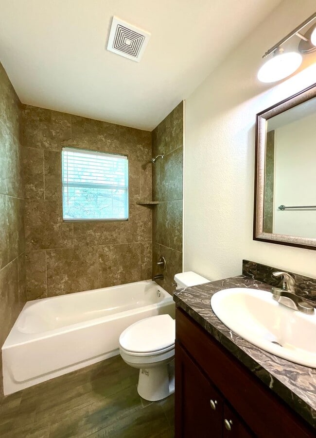 Building Photo - AVAILABLE NOW!!! Lake Life Meets Modern Comfort in Kingsland!