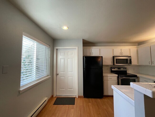 Building Photo - RARE Lake Oswego Bay Community 2Bd/2Ba in ...