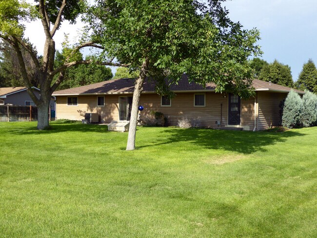 Building Photo - 813 Sherry Dr