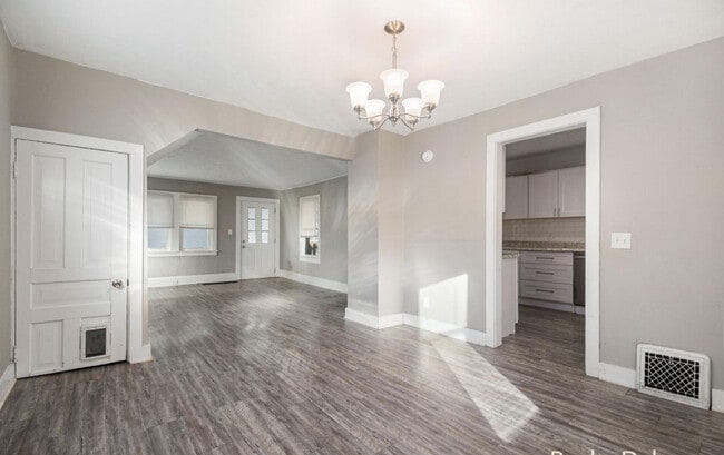 Building Photo - 778 Eleanor St NE