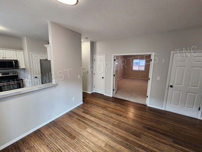 Building Photo - *1ST MONTH'S FREE RENT PROMO* Super Cute 3...