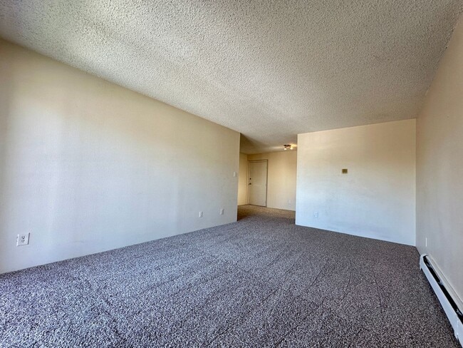 Building Photo - Nice 1 Bedroom 1 Bathroom Condo in Golden with Pool!! Available Mid December!!