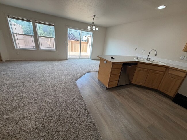 Building Photo - 2 Bedroom 2.5 bath townhouse w/ bonus room & Garage in Pasco