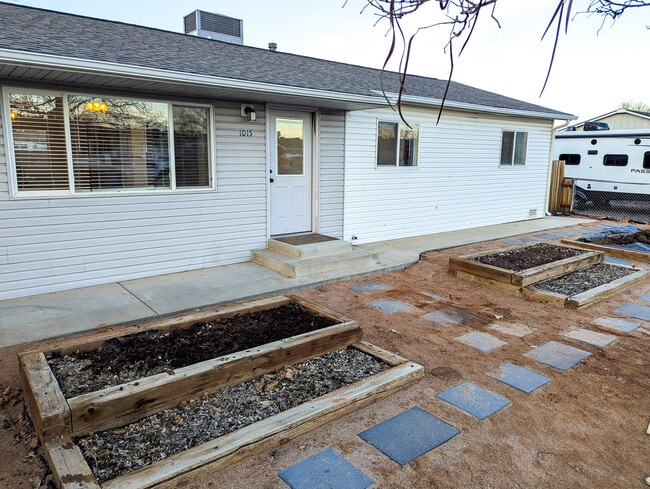 Building Photo - 1015 E Grand Ave