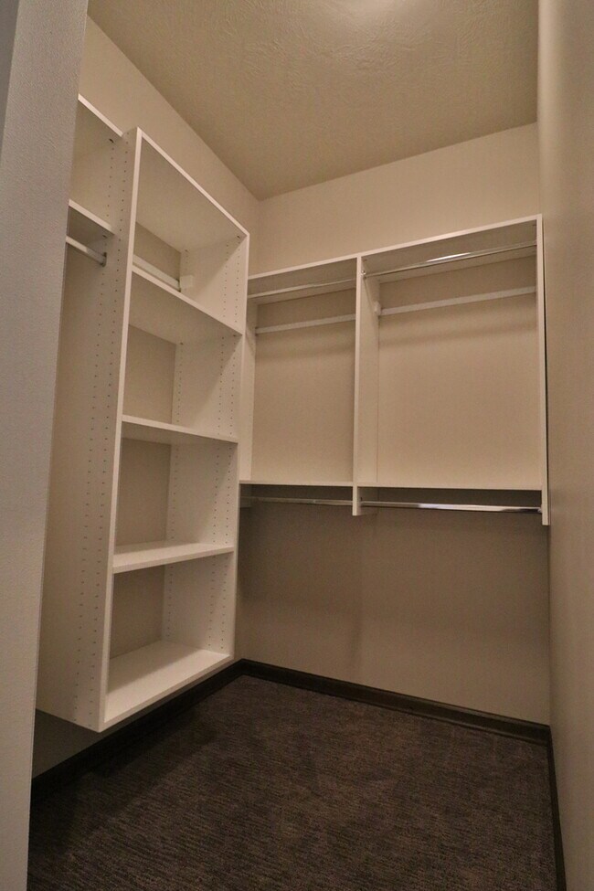 Building Photo - HUGE 4 bedroom home with fenced in backyard!