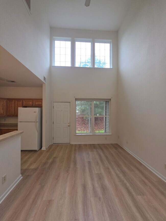 Building Photo - Townhome In Park West
