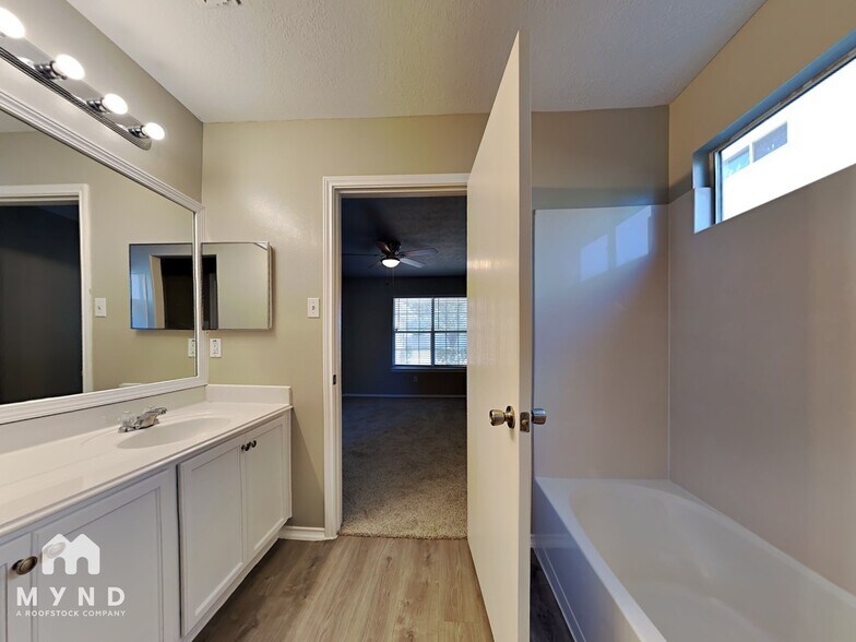 Building Photo - 9027 Farm Ridge Ln