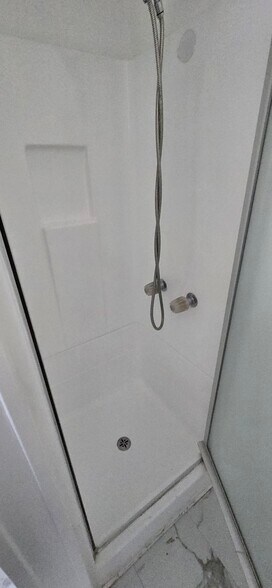 shower - 1530 N Ave 45