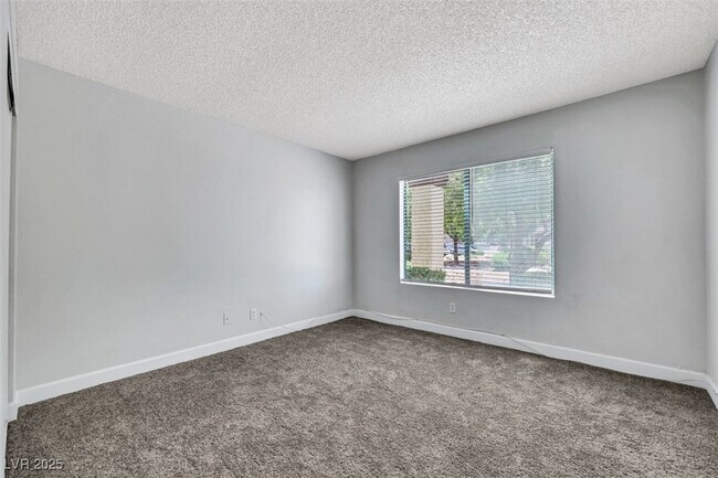 Building Photo - 1575 W Warm Springs Rd