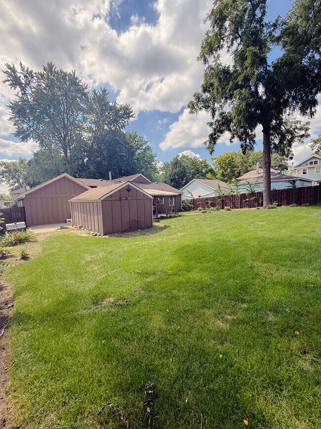 Building Photo - 557 Hardin Ave