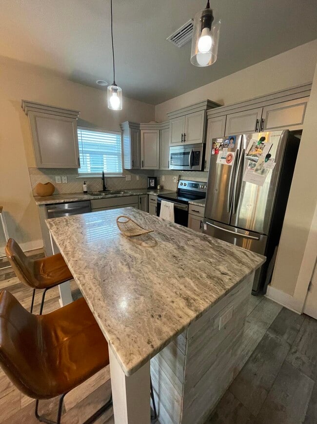 Building Photo - 105 1st St