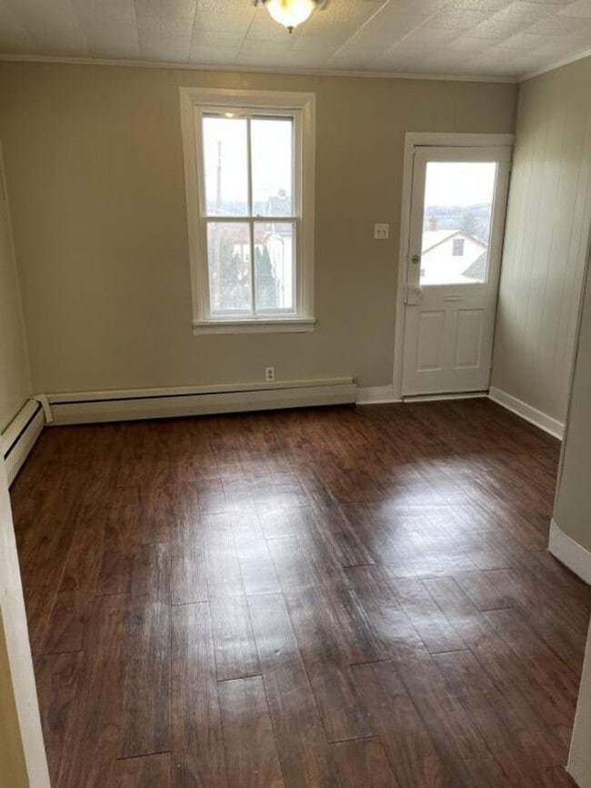 Building Photo - 3 Bedroom 1 Bath in Newport, PA!