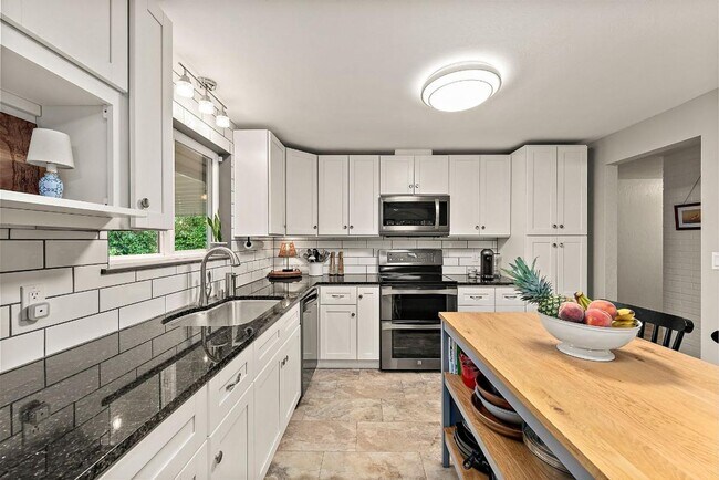 Building Photo - Spacious 4 Bed Lakewood Home w/ 2 Kitchens...