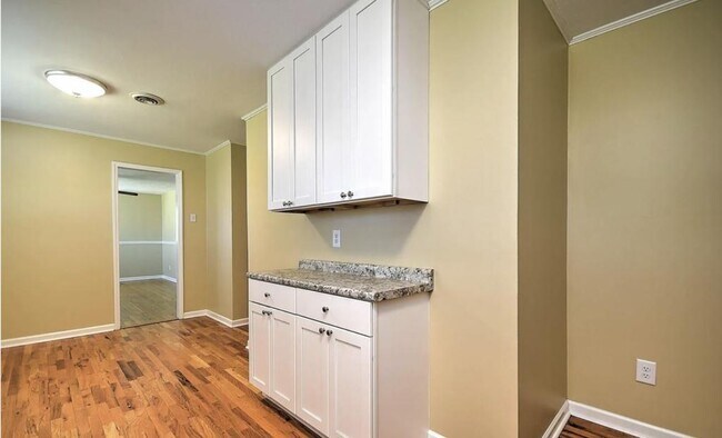 Building Photo - 1832 W Lakeview Dr