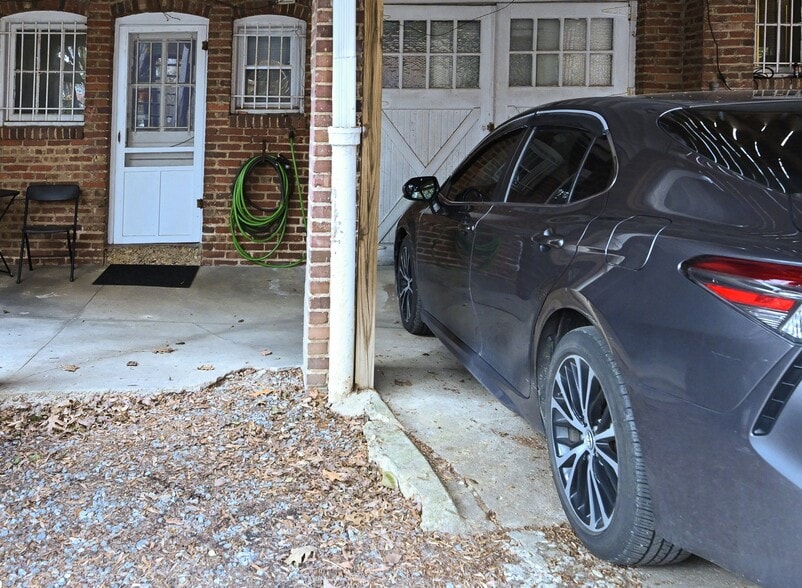 Parking - 2008 Klingle Rd NW