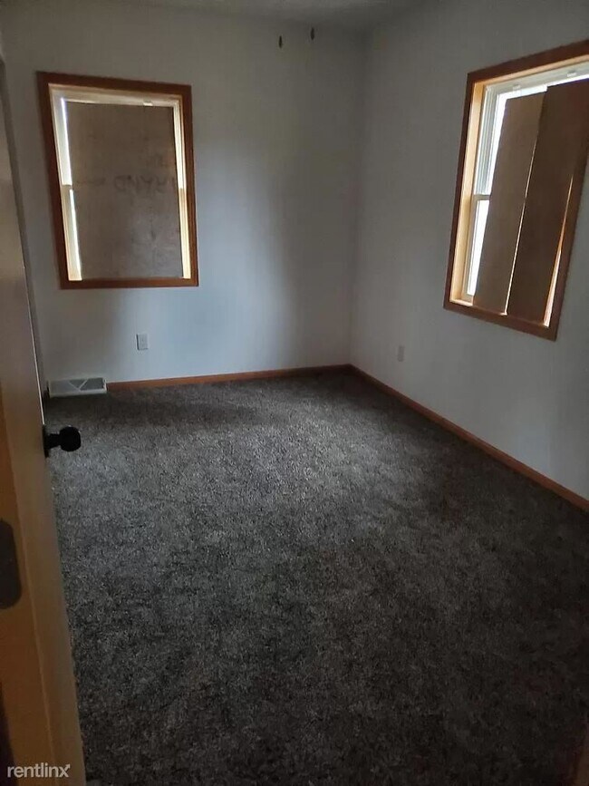 Building Photo - 3 br, 1 bath House - 520 Leonard St