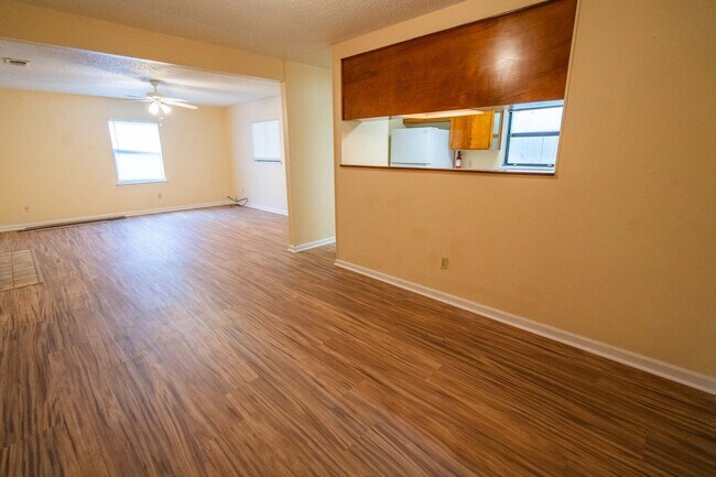 Building Photo - 2/1 Townhome in Twin Lakes