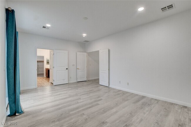 Building Photo - 8125 Chestnut Hollow Ave