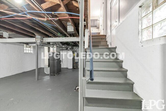 Building Photo - 927 Alvison Rd