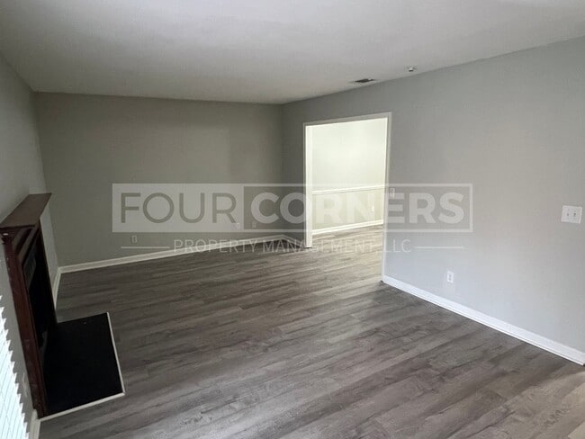 Building Photo - Beautiful 3 Bedroom 2.5 Bath Townhouse