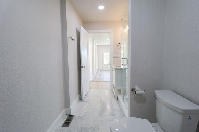 Building Photo - 4 Bed | 3 Bath on Keystone Lake!