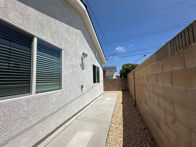 Building Photo - Willow Cir