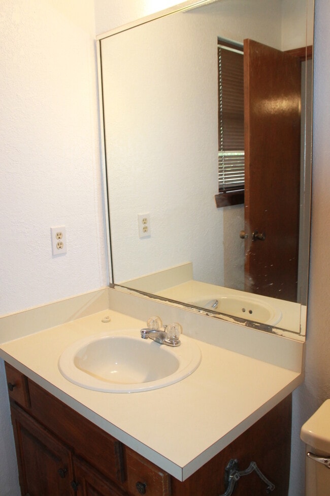 Building Photo - 2 Bedrooms - 2 Full Baths!