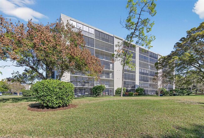 Building Photo - 2900 Cove Cay Dr