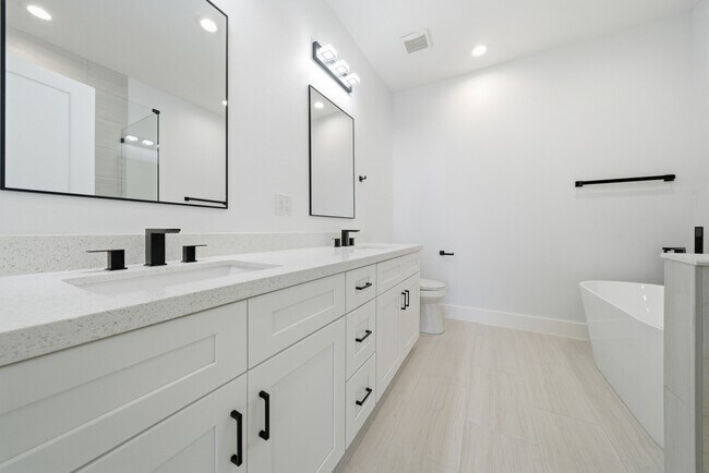 Building Photo - 1015 Ellington St