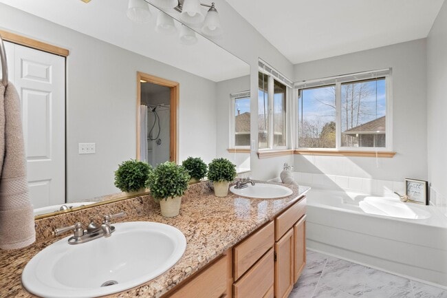 Building Photo - Immaculate 3 bed with lg fenced yard