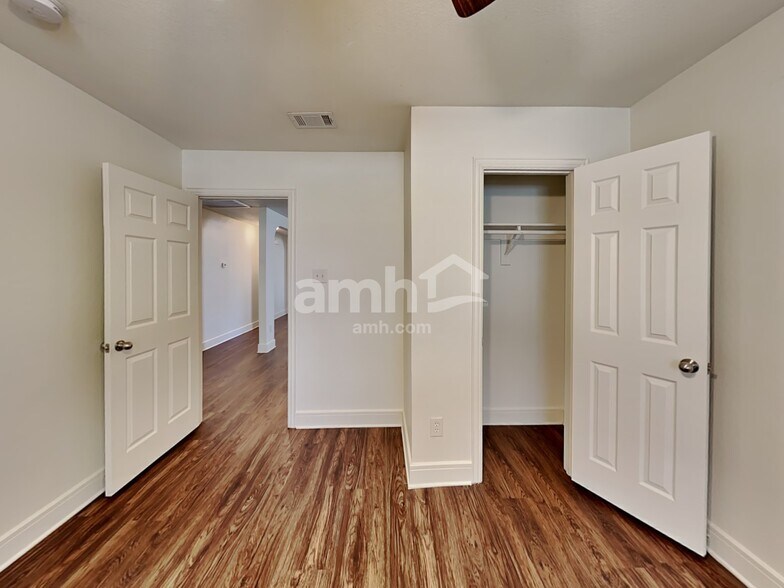 Building Photo - 1938 Cross Oaks Dr