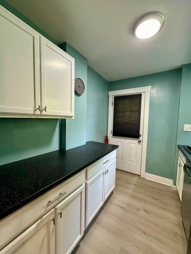 Building Photo - 929 Clarissa St