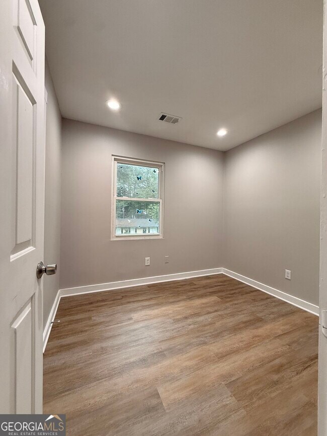 Building Photo - 657 Robert E Lee Pkwy