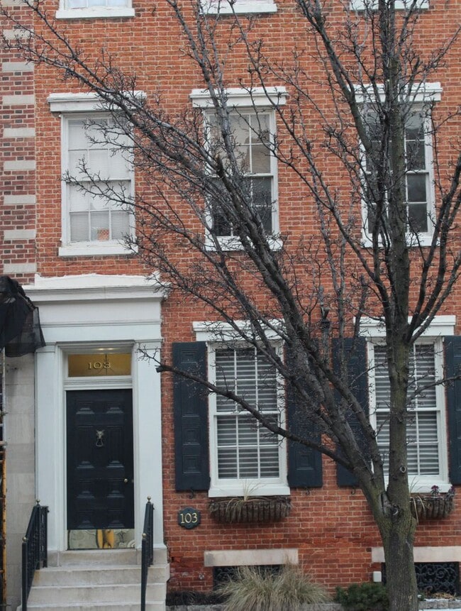 Building Photo - Old World Charm Second-Floor Apartment