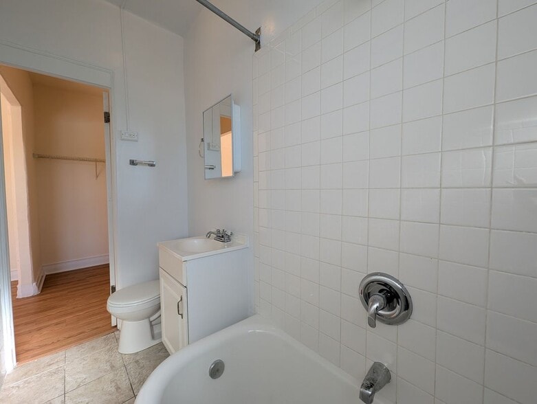 Building Photo - 5417 N Kenmore Ave
