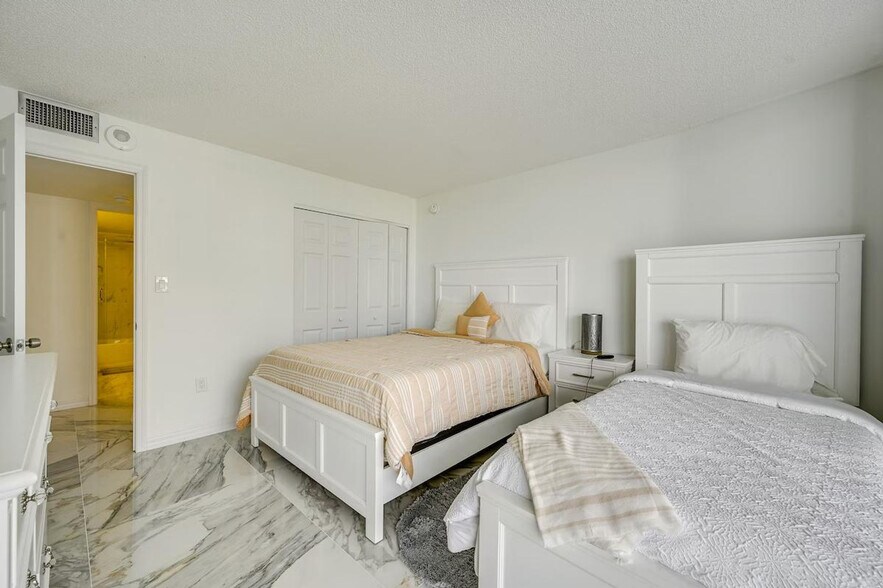 Building Photo - 320 Seaview Ct