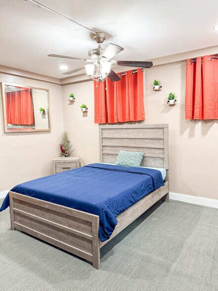 King Size Bed Brandnew Mattress - 134 Mississippi Ave SE