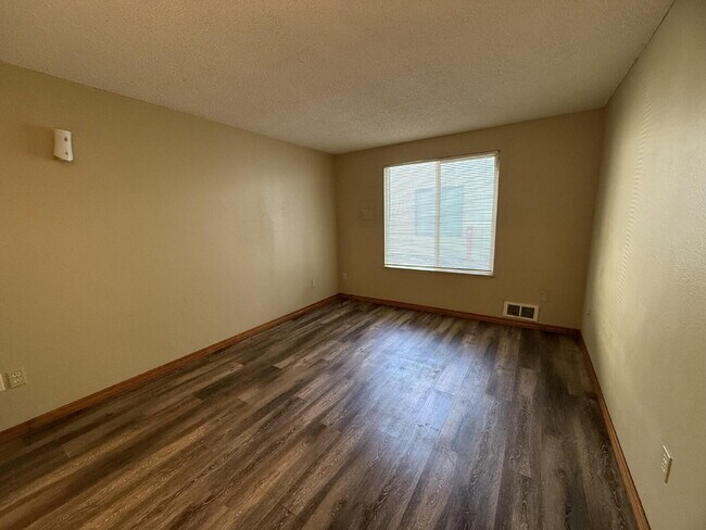 Building Photo - Fairwood Condo Available NOW!