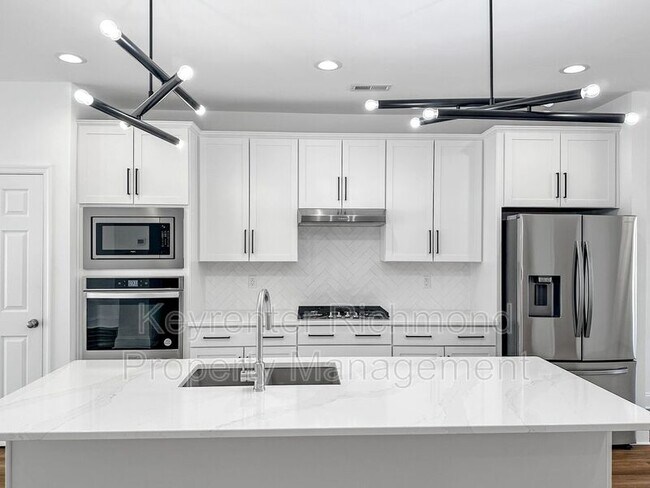 Building Photo - 6925 Dunton Rd