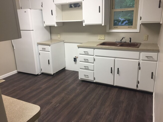 Building Photo - $1100 - 3 bed 1 bath - Single Family Home