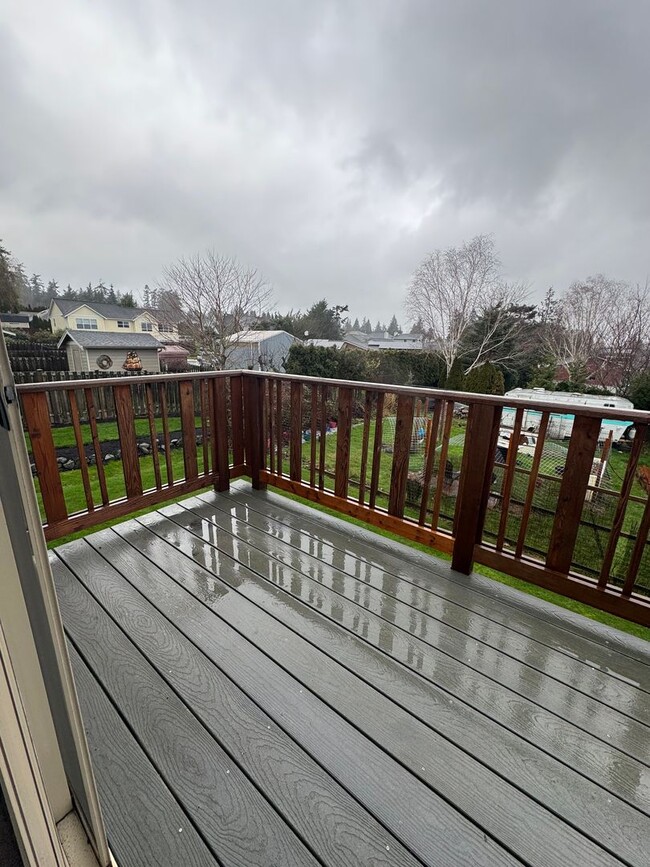 Building Photo - Renovated 3 BR Townhouse