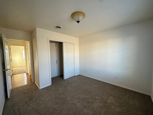 Building Photo - 3 Bedroom 2 Bathroom Home for rent in Bloo...