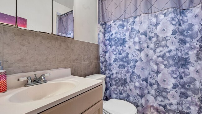 Building Photo - Renovated 3-Bed Furnished Home with Large ...