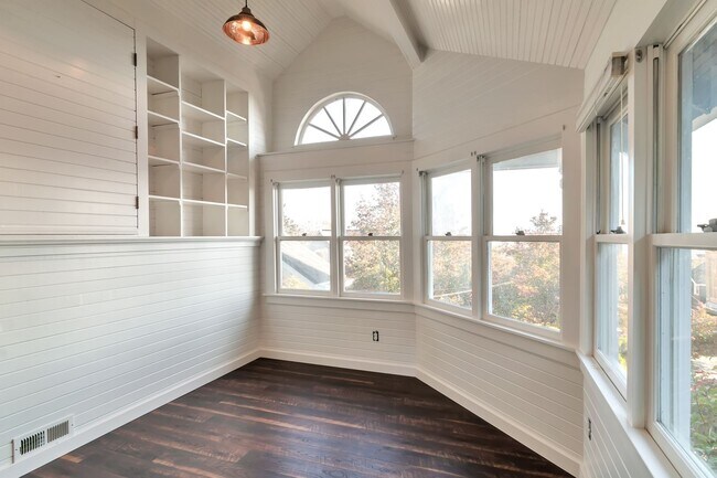 Building Photo - Victorian Classic in MT. Baker