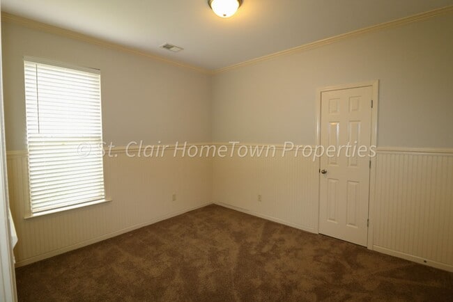 Building Photo - Desirable Community of Avalon