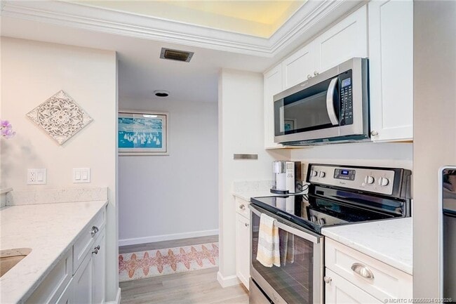 Building Photo - 5553 NE Gulfstream Way