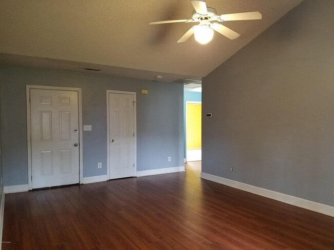 Building Photo - 418 Eucalyptus Ln