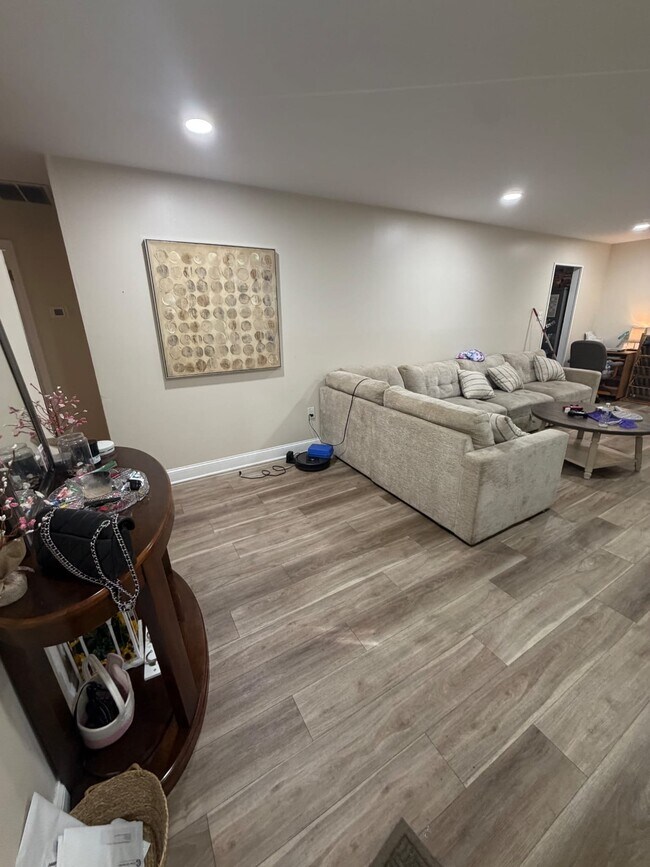 Building Photo - 408 Apple Dr