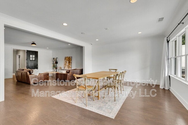 Building Photo - 1806 Burland Cres